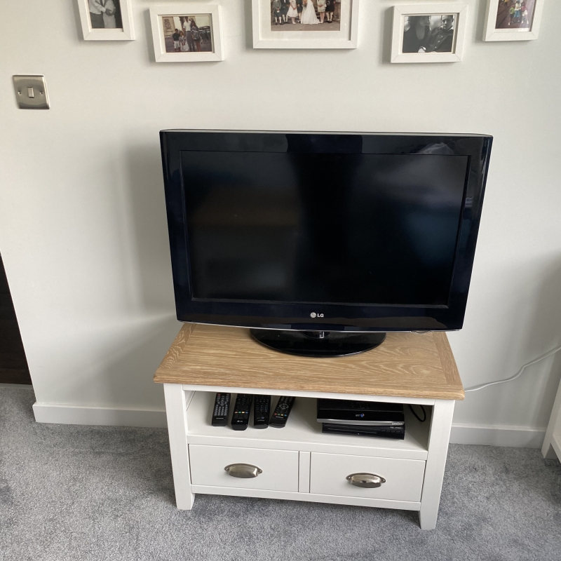 Small tv sales stand 80cm wide