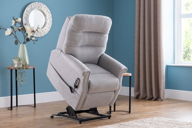 Celebrity Furniture Sandhurst Standard Motor Riser Recliner Chair Celebrity Furniture Sandhurst Standard Motor Riser Recliner Chair