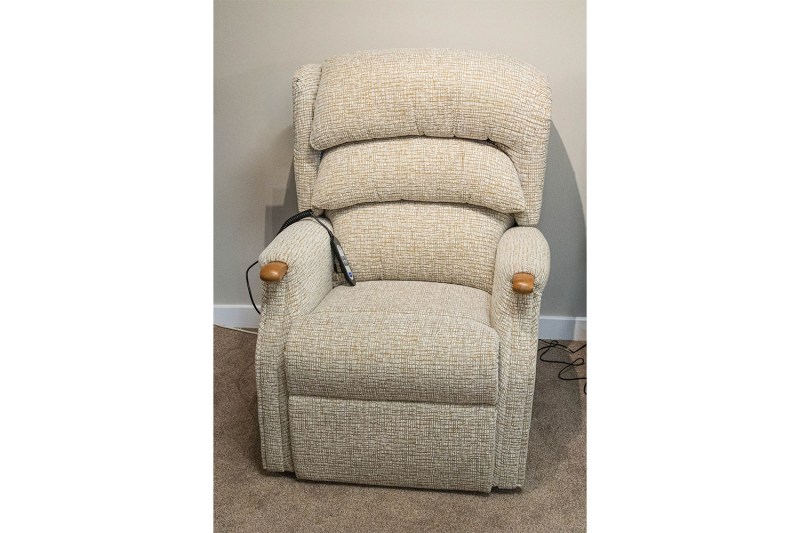 Ex-Display Liskeard - Celebrity Westbury Grand Dual Motor Lift & Tilt Chair Ex-Display Liskeard - Celebrity Westbury Grand Dual Motor Lift & Tilt Chair